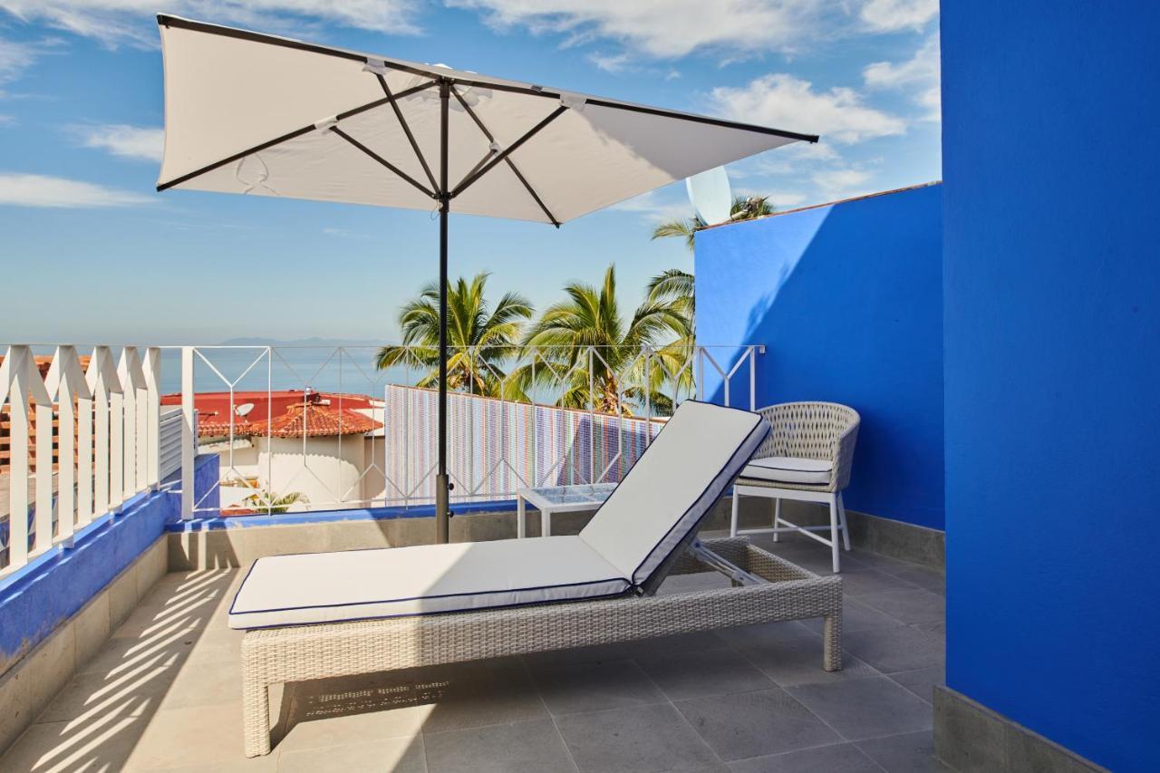 Hotel Luxury Patio Azul (Adults Only) Puerto Vallarta Bagian luar foto A cantilever umbrella