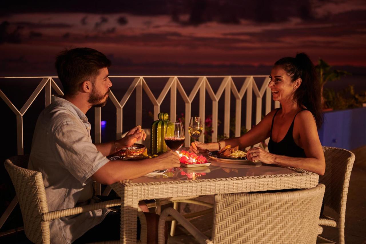 Hotel Luxury Patio Azul (Adults Only) Puerto Vallarta Bagian luar foto A couple dining at a restaurant