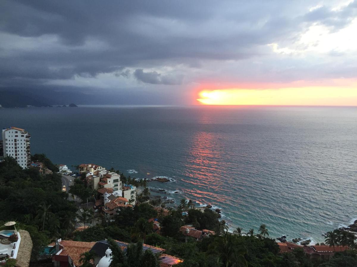 Hotel Luxury Patio Azul (Adults Only) Puerto Vallarta Bagian luar foto Sunset over the Pacific Ocean in Puerto Vallarta, Mexico